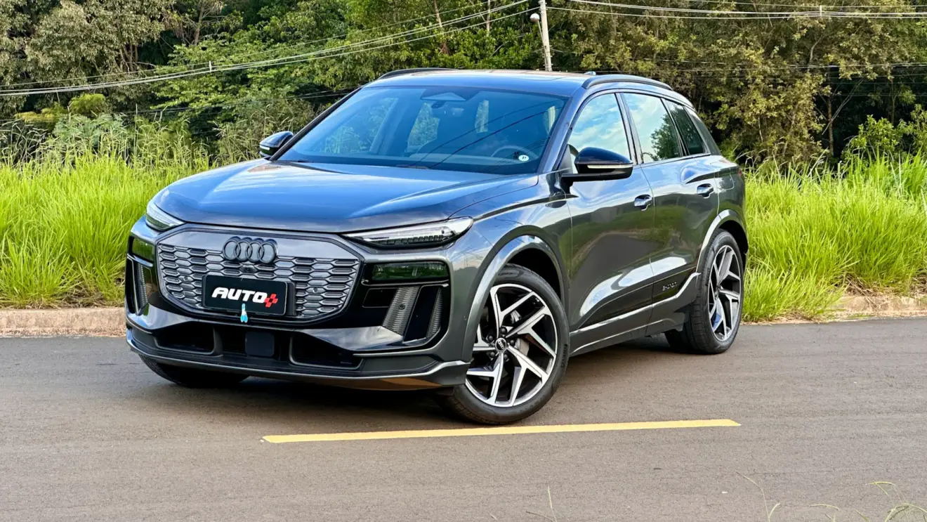 Audi Q6 e-tron Performance Black cinza de frente