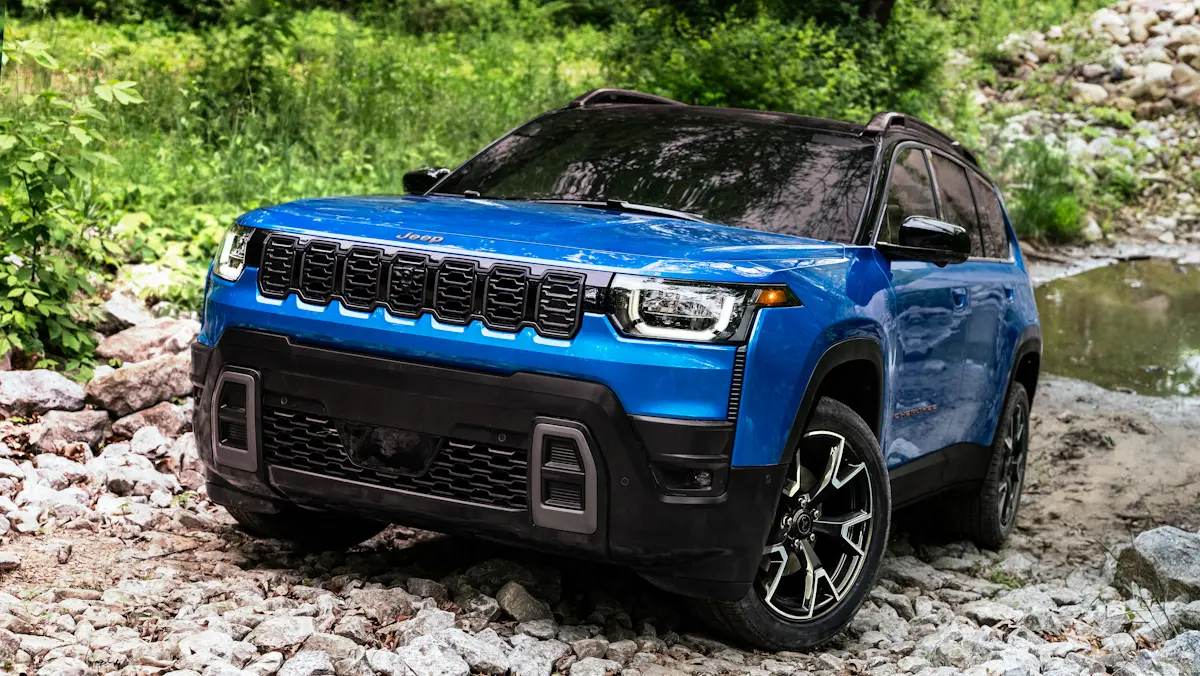 Jeep Cherokee 2026 azul de frente subindo pedras