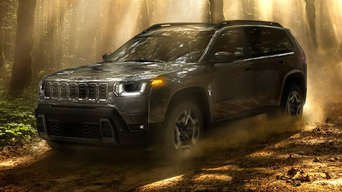 Jeep Cherokee de frente em uma floresta