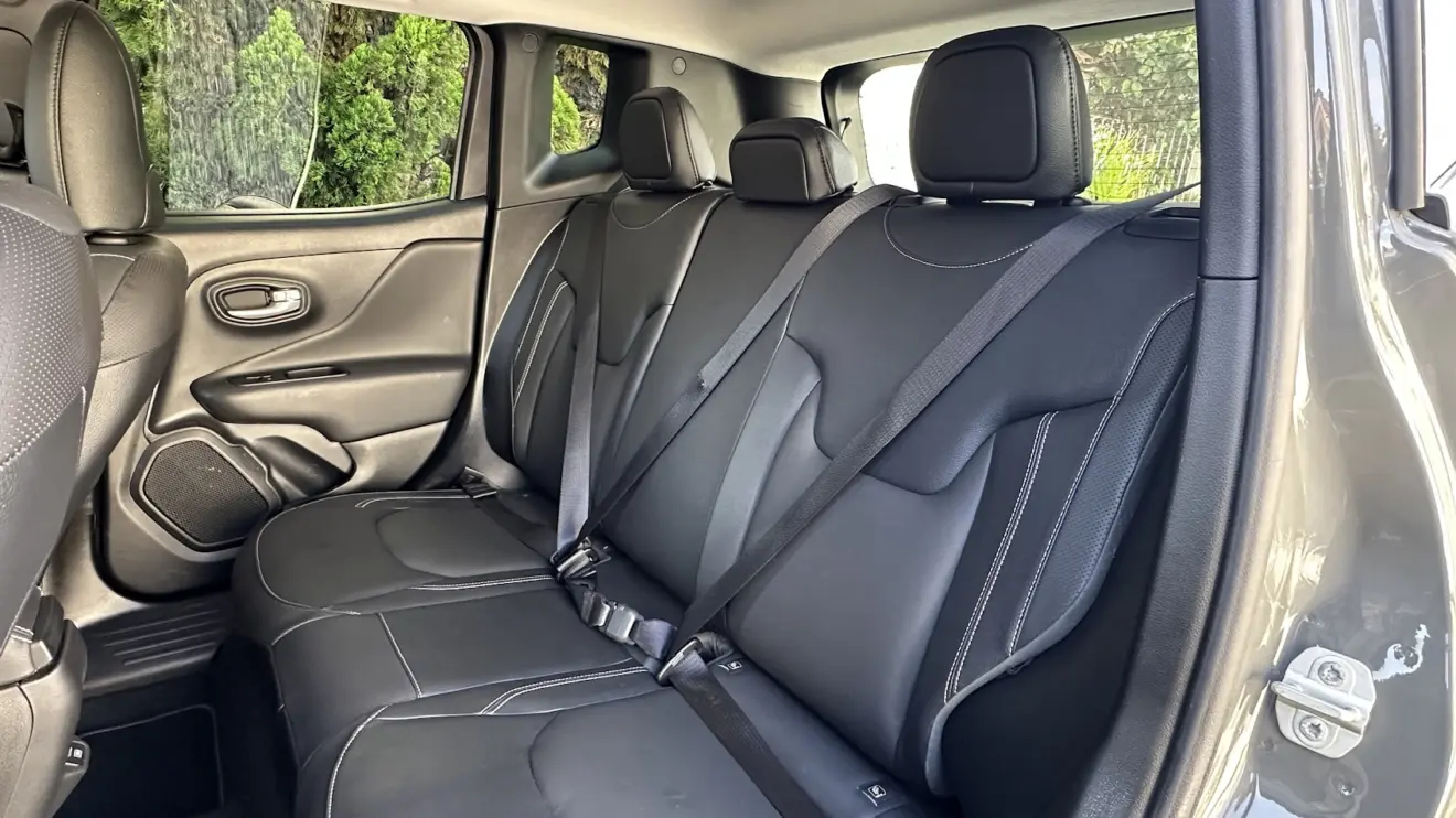 Banco traseiro do Jeep Renegade Longitude Night Eagle