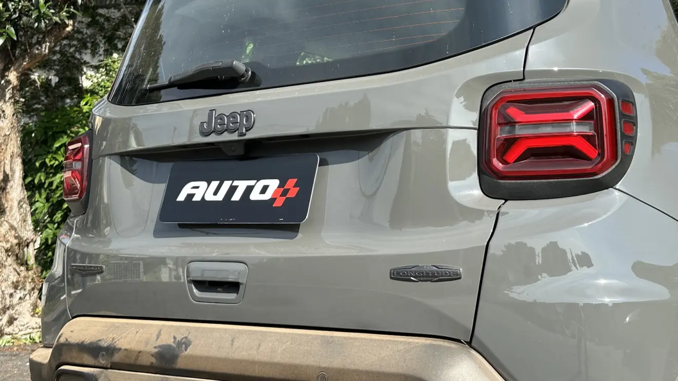 Detalhe da traseira do Jeep Renegade Longitude Night Eagle