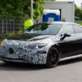 Mercedes-AMG CLA elétrico preto camuflado, visto de lado
