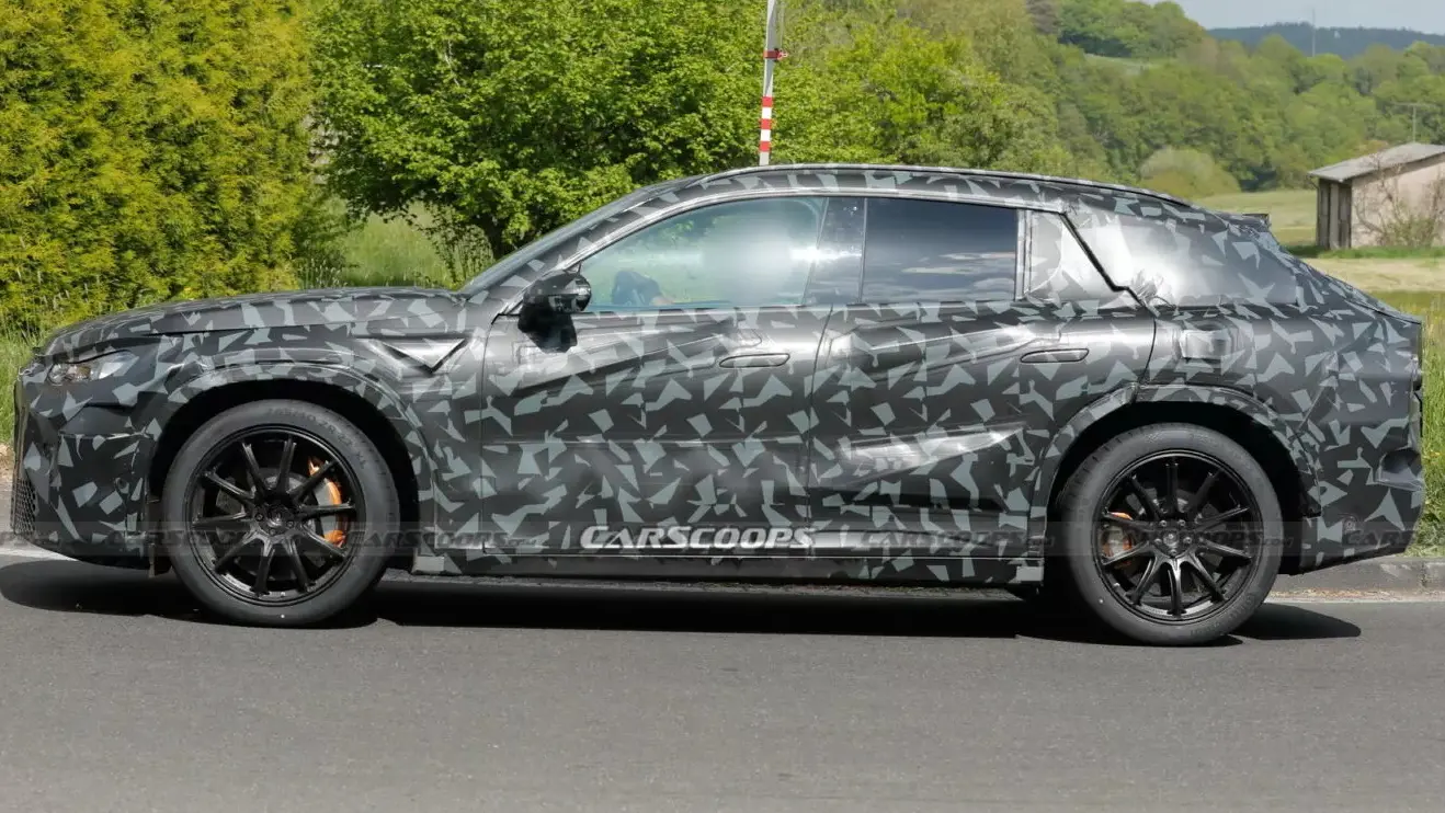 Protótipo do SUV da Mercedes-AMG com camuflagem preta e visto de lado