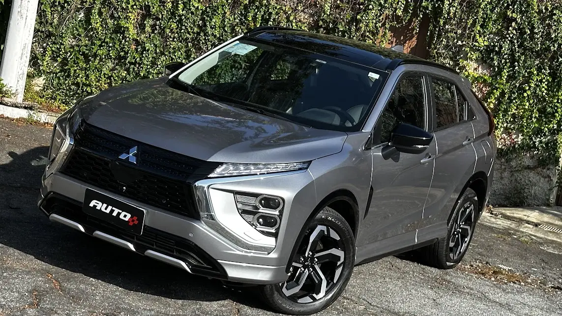 Mitsubishi Eclipse Cross HPE-S 4x4 prata parado de frente e visto do alto