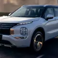 Mitsubishi Outlander PHEV de frente andando na estrada