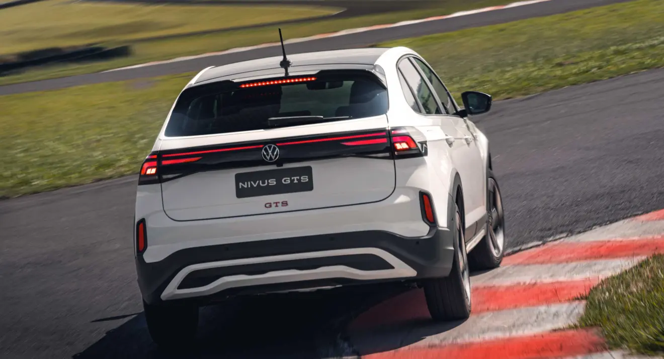 Volkswagen Nivus GTS branco andando na pista