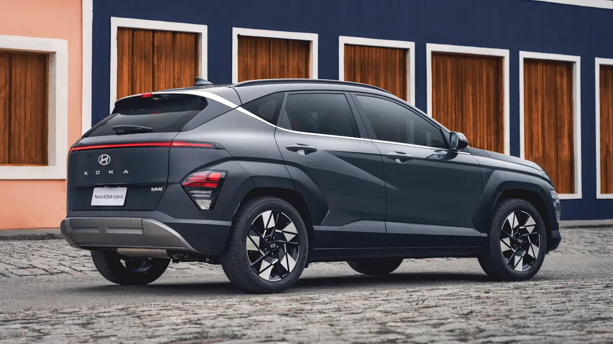 Hyundai Kona Hybrid cinza de traseira