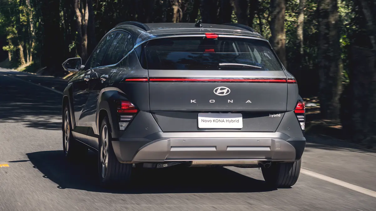 Hyundai Kona Hybrid cinza de traseira