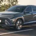 Hyundai Kona Hybrid cinza de frente andando em uma pista