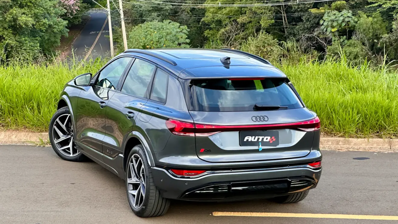Audi q6 cinza traseira