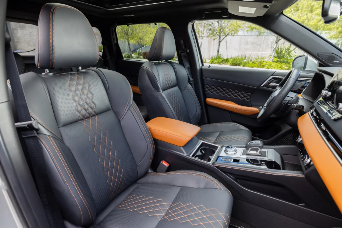 Bancos frontais do Mitsubishi Outlander PHEV