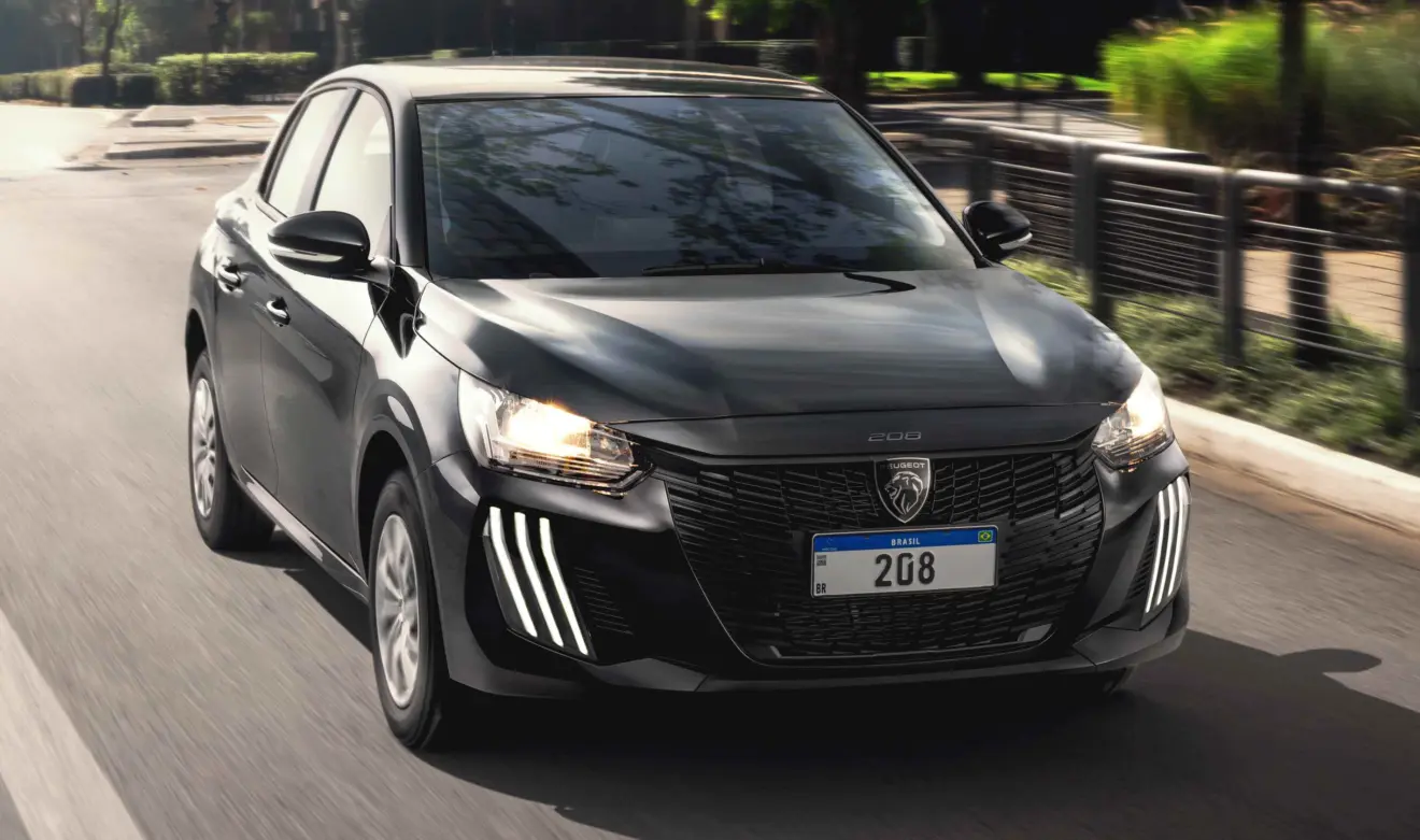 Peugeot 208 Active preto andando na cidade