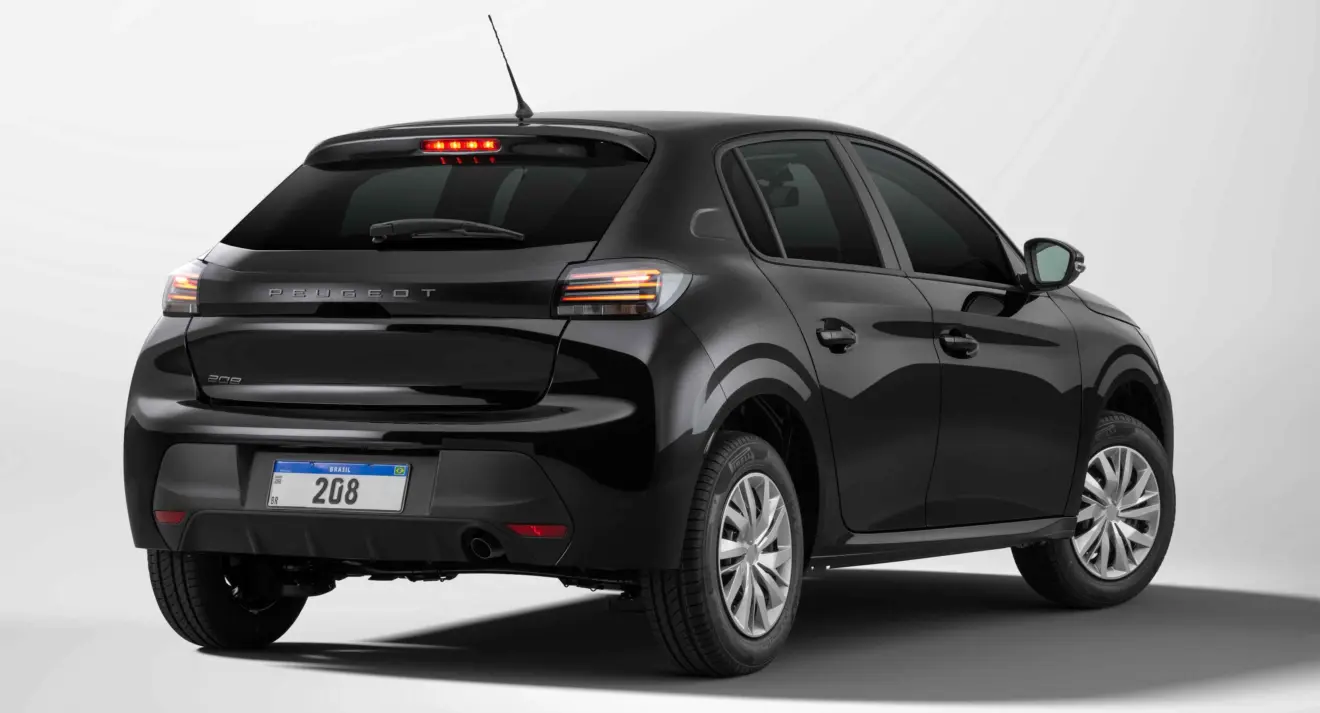 Peugeot 208 Active de frente na cidade