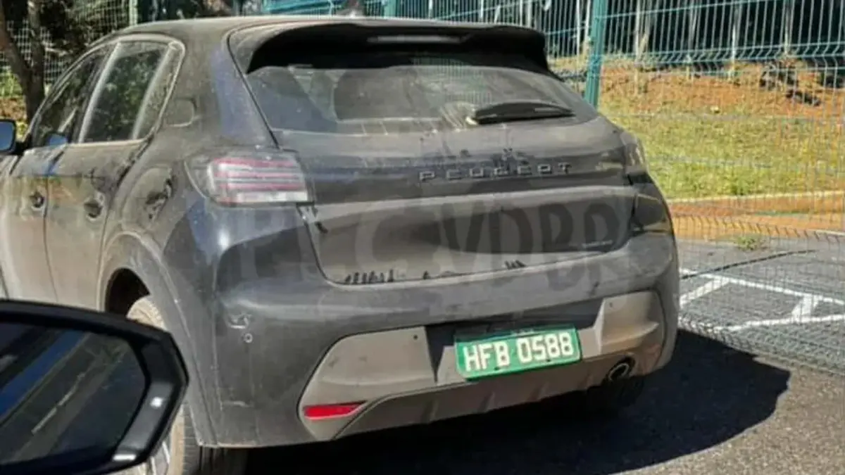 Imagem mostra traseira do Peugeot 208 Hybrid