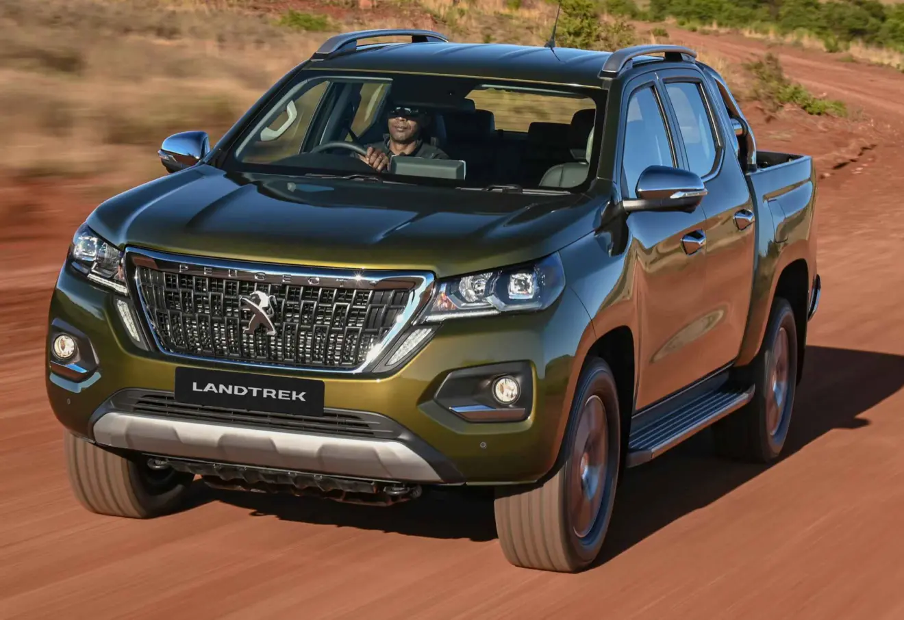 Peugeot Landtrek de frente andando na terra