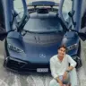 Imagem mostra o piloto de F1 sentaod em frente ao seu novo carro, um Mercedes de R$ 30 milhões