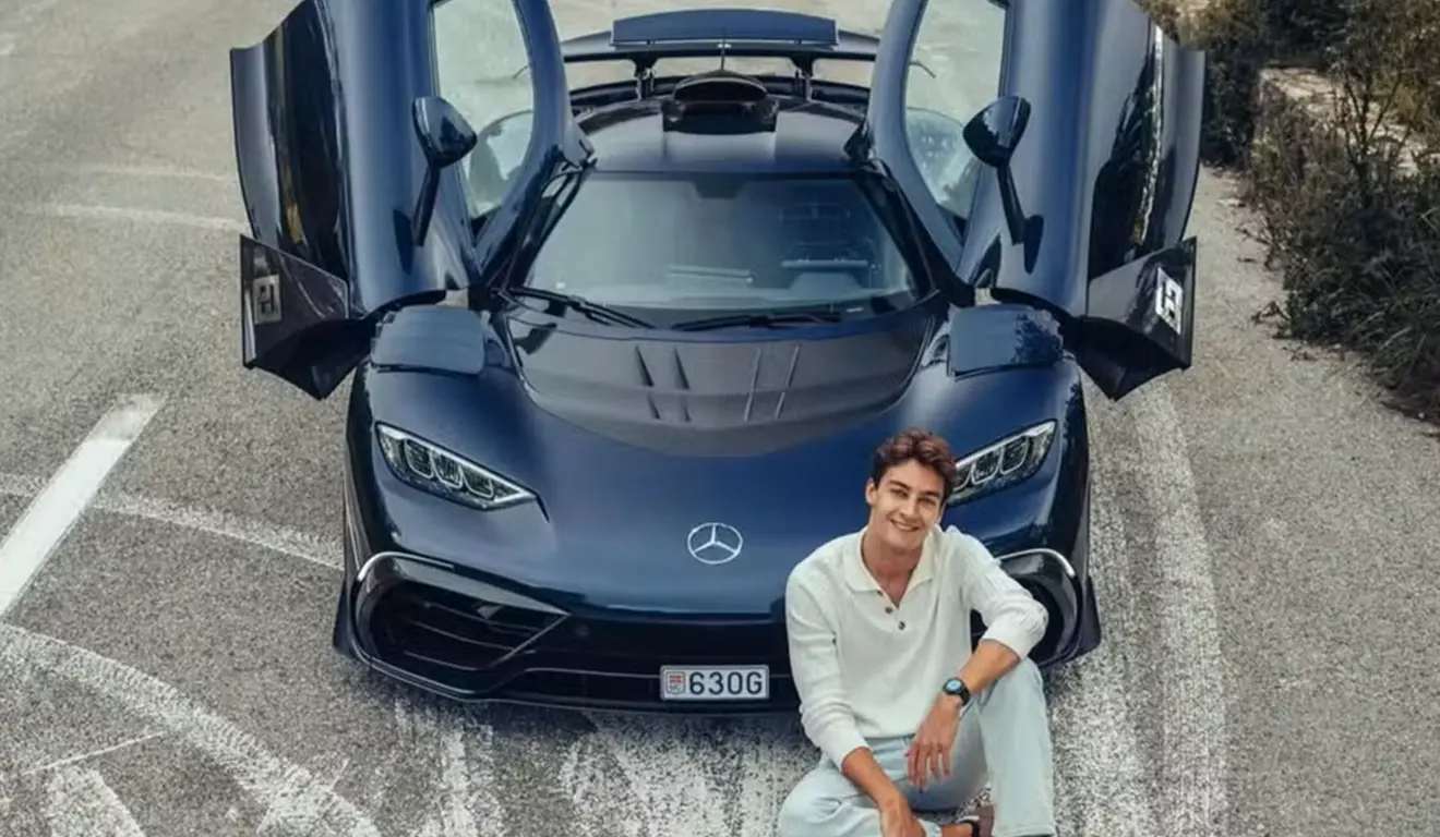 Imagem mostra o piloto de F1 sentaod em frente ao seu novo carro, um Mercedes de R$ 30 milhões