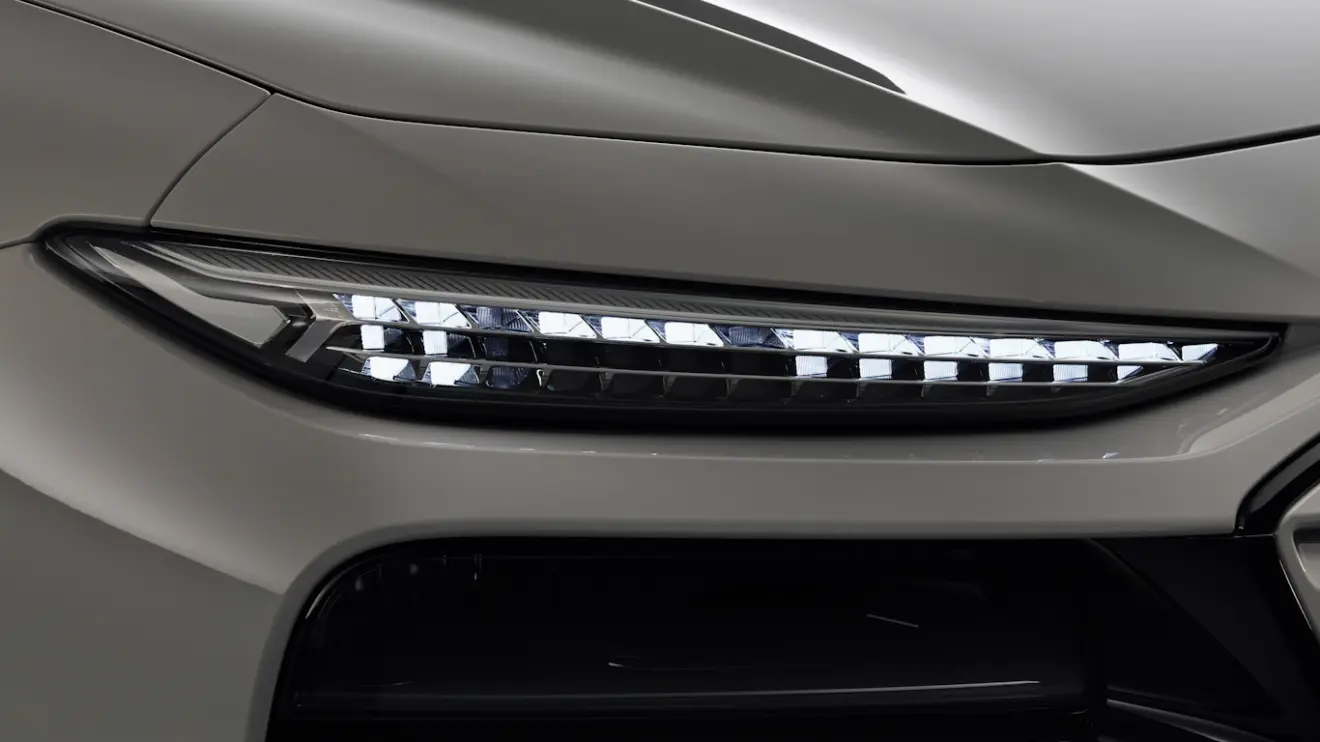 Farol aceso do novo Audi A6 e-Tron Sportback com detalhes escuros ao redor