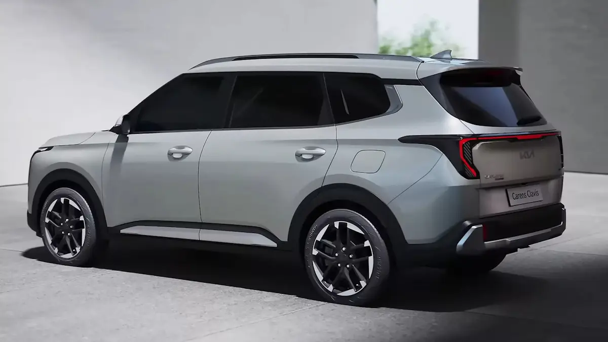 Kia Carens Clabis 2026 prata de traseira chevrolet spin coreana