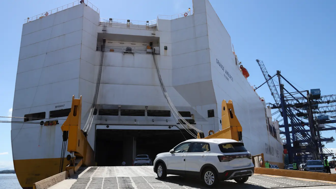 Parte do navio com Volkswagen T-Cross branco entrando para ser exportado