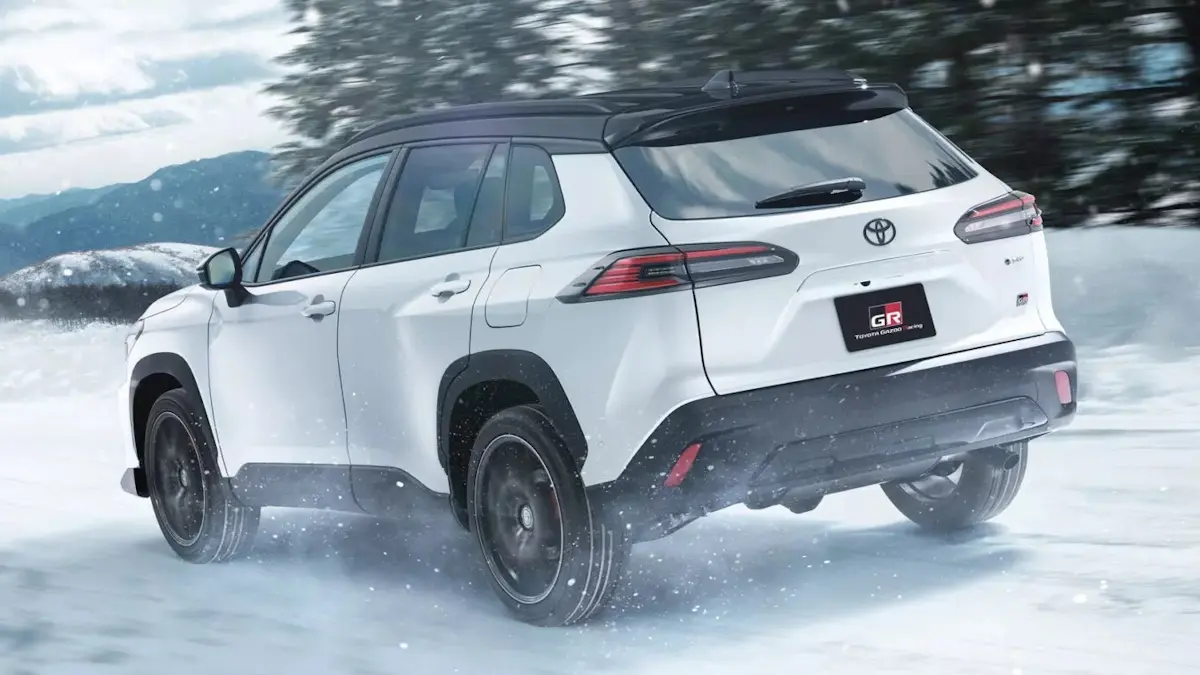 traseira do toyota corolla cross gr-sport na neve