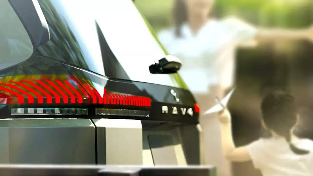 Imagem mostra detalhes da traseira ds da nova geração do RAV4 dias antes do lançamento