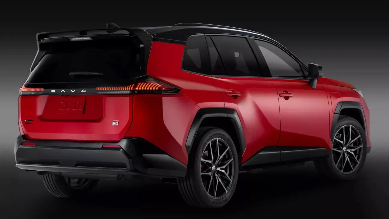 Toyota RAV4 GR-Sport vermelho com detalhes pretos, visto de trás