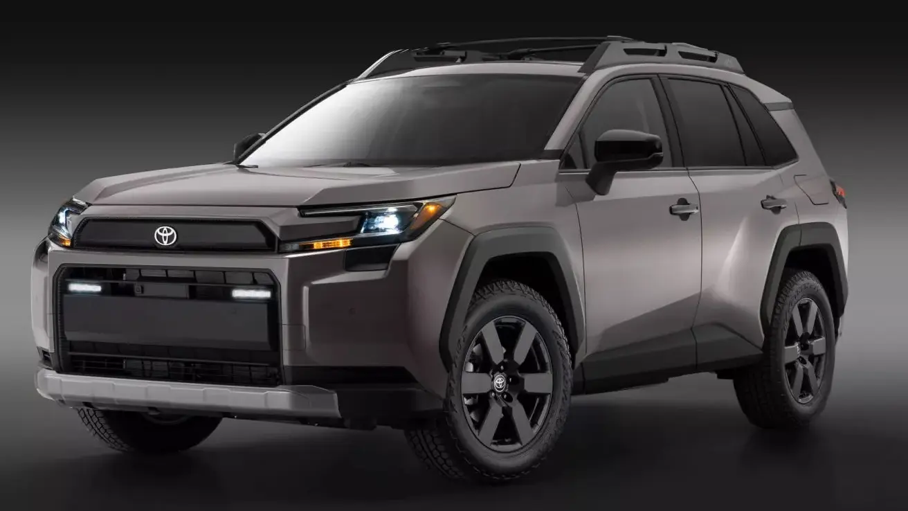 Toyota RAV4 Woodland 2026 cinza, visto de lado e com faróis acesps