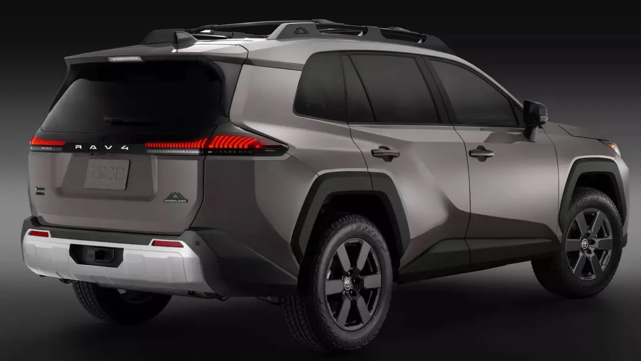 Toyota RAV4 Woodland 2026 cinza, visto de trás e com lanternas acesas