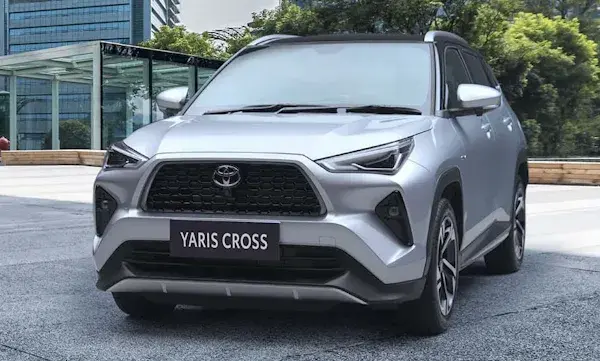 Toyota Yaris Cross prata parado de frente