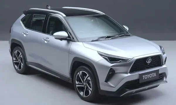 Toyota Yaris Cross parado de 3x4 frontal