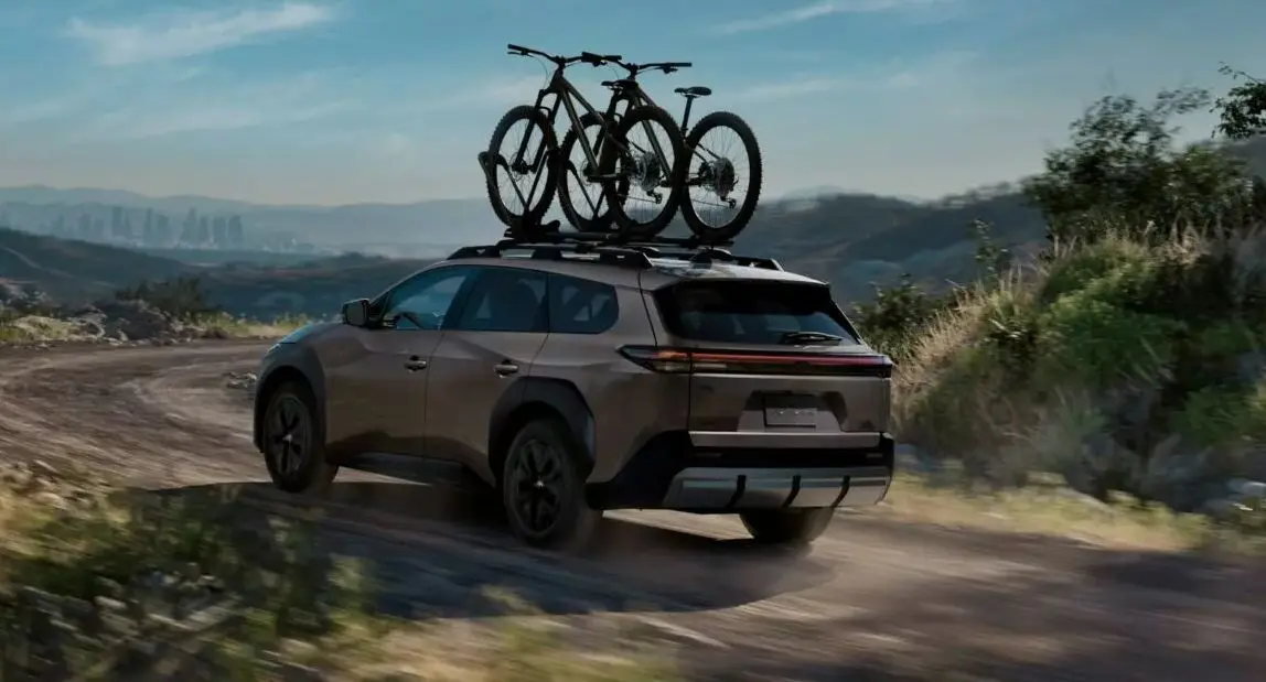 Toyota bZ Woodland de traseira andando no off-road
