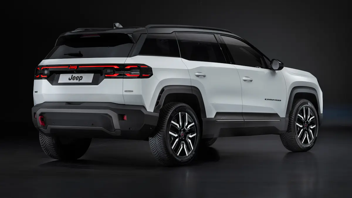 Jeep Compass 2026 Europeu branco com teto preto de traseira