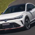 Volkswagen Nivus GTS branco andando na pista