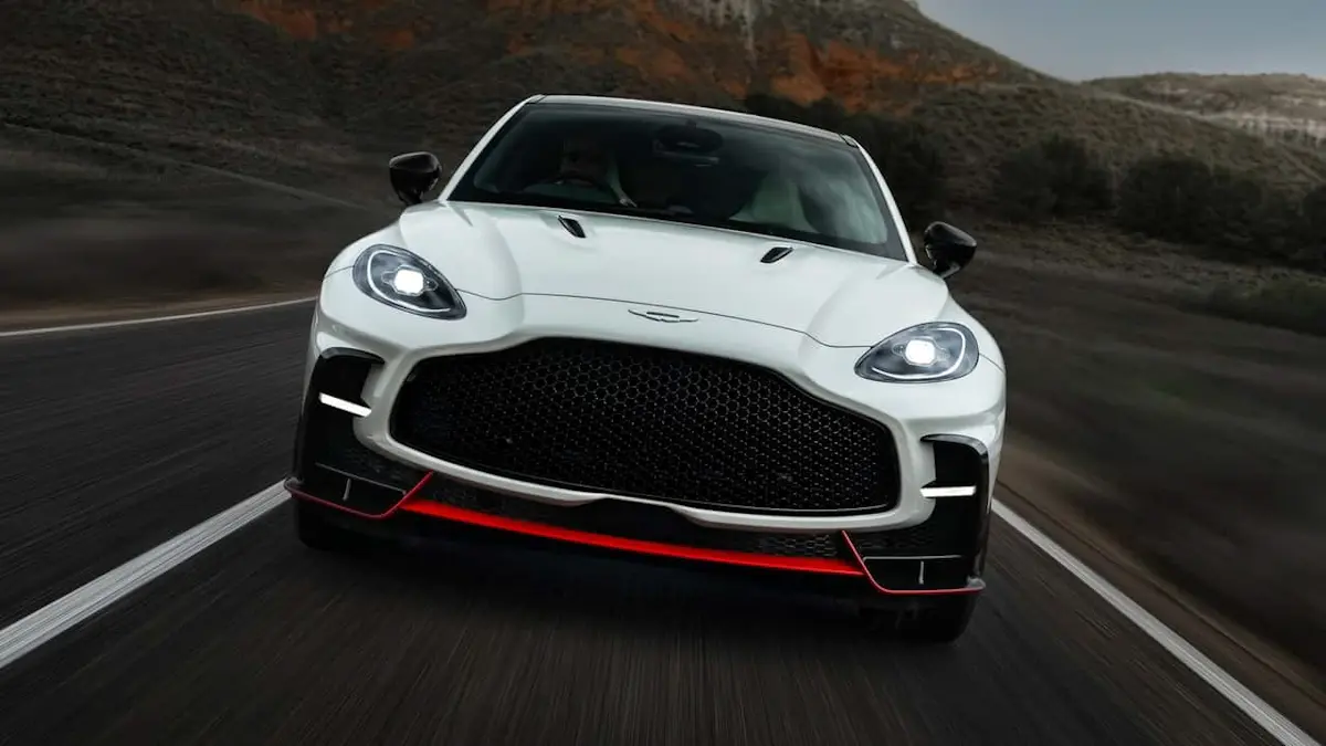Imagem mostra novo Aston Martin DBX S na pista