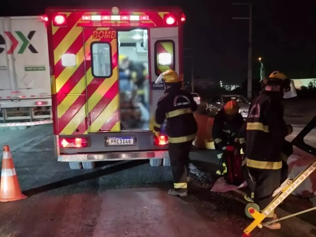 Vítima de acidente na BR-470 sendo atendida em ambulância
