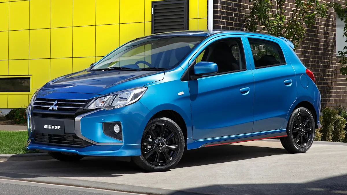Mitsubishi Mirage azul de frente em uma parede amarela Volkswagen Gol japonês carro popular