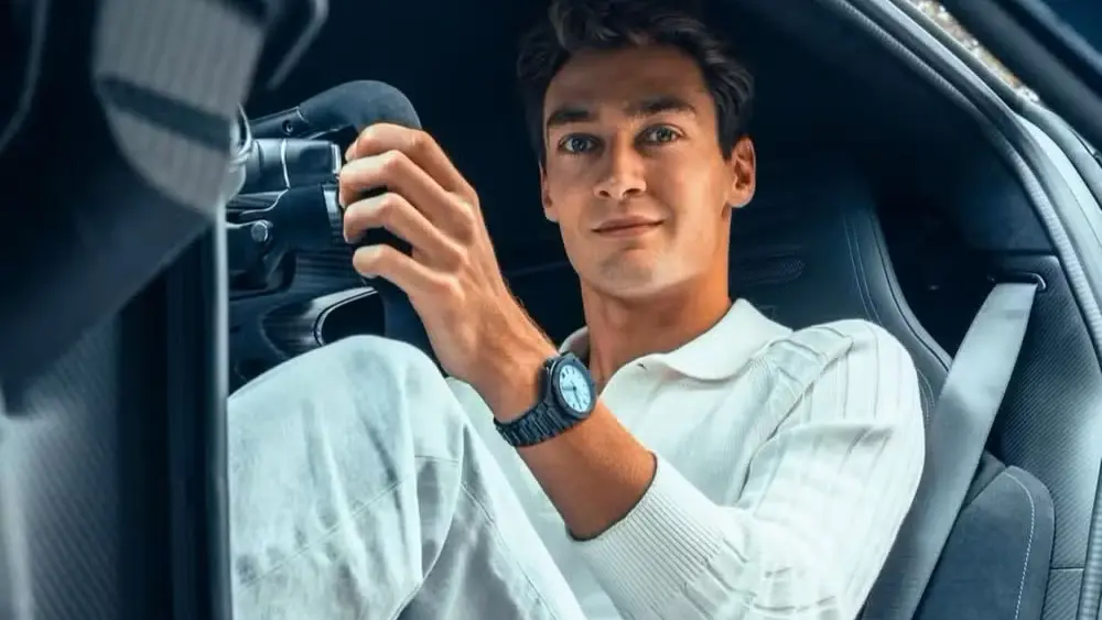 Imagem mostra o piloto de F1 no seu novo carro, um Mercedes de R$ 30 milhões