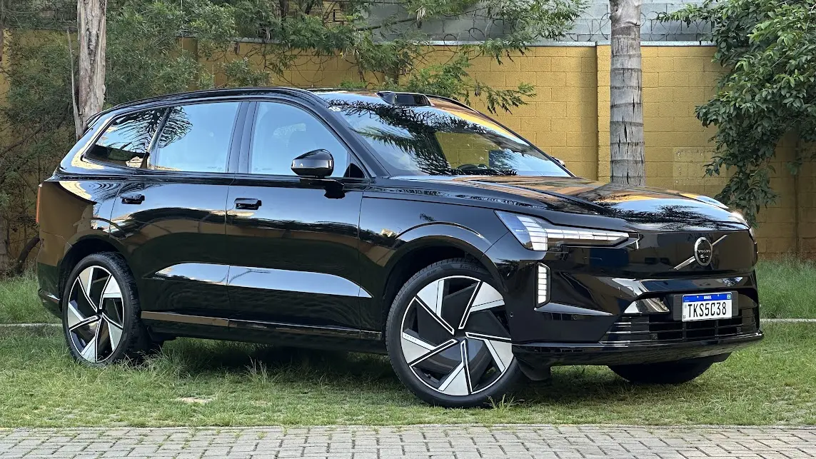 SUV elétrico Volvo EX90 preto parado de frente 