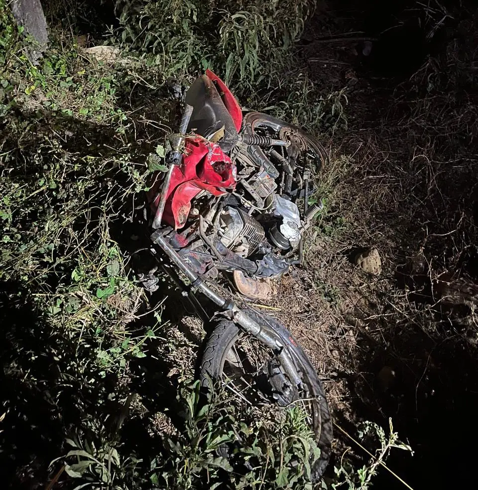 Moto vermelha destruída após acidente na SC-285