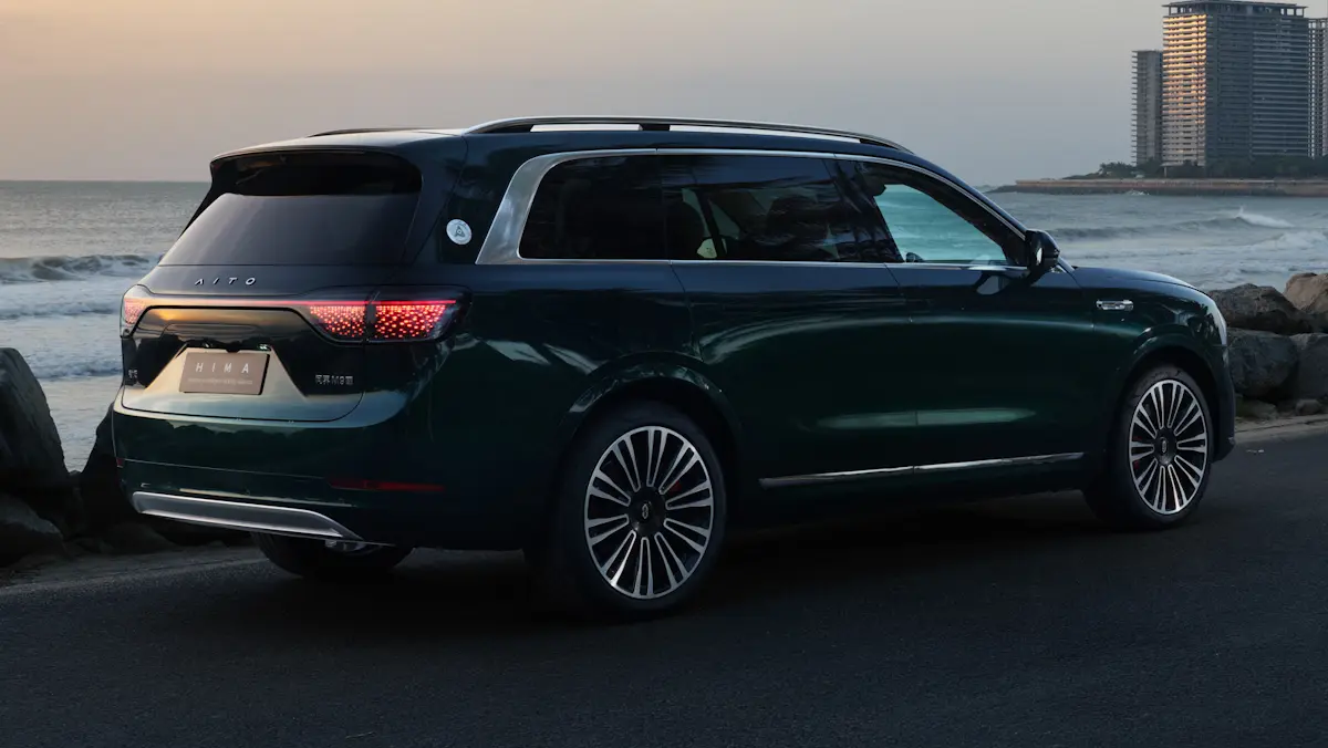 Aito M9 verde de traseira SUV gigante de luxo chinês BMW