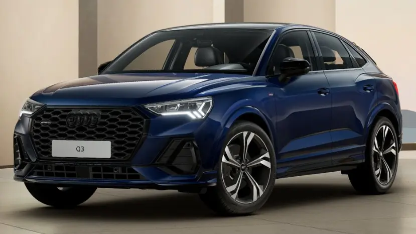 Audi Q3 Sportback Performance Black Plus azul, visto de lado e com faróis acesos