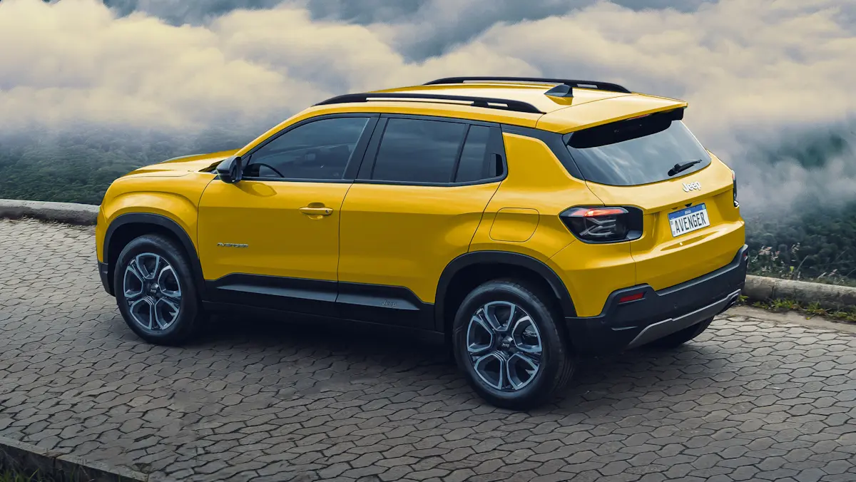 Jeep Avenger amarelo traseira subindo montanha