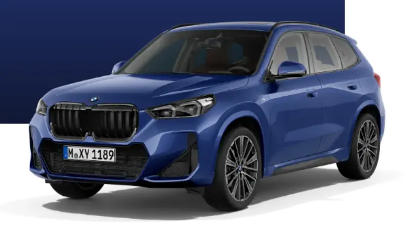 BMW X1 sDrive20i M Sport azul, visto de lado e com fundo azul e branco