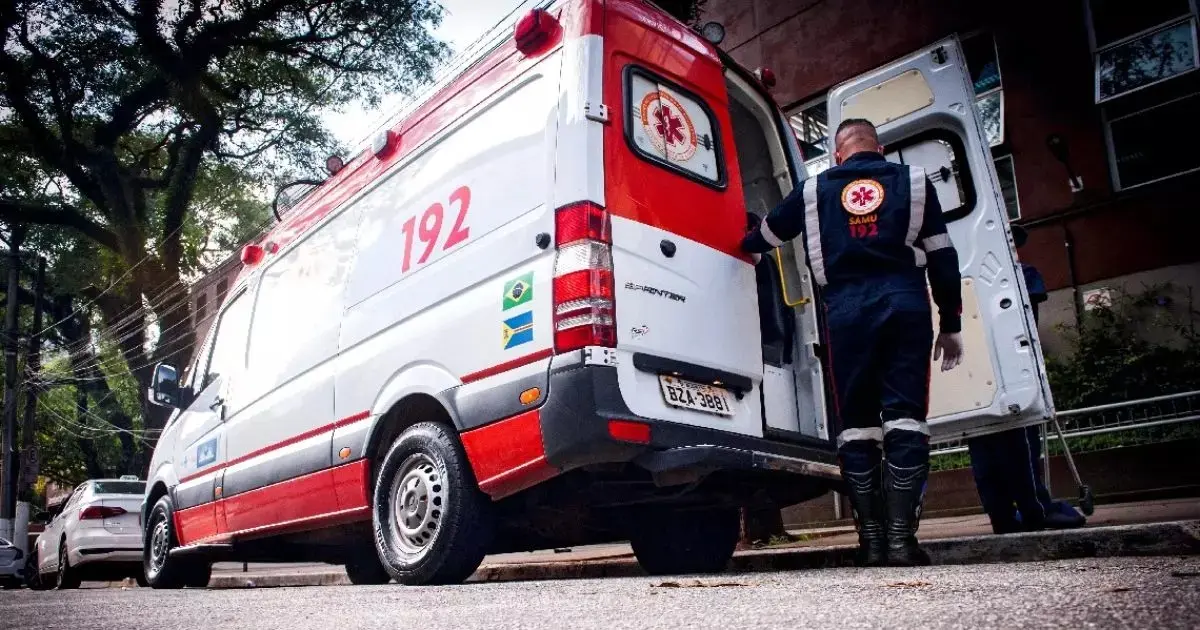 Ambulância com porta aberta e enfermeiro ao lado