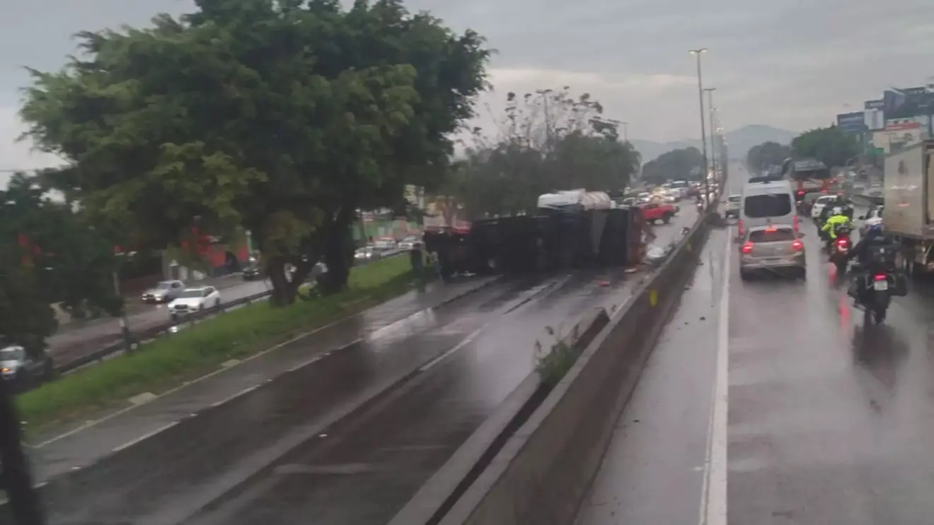 Caminhão tombado na BR-101 e pista molhada