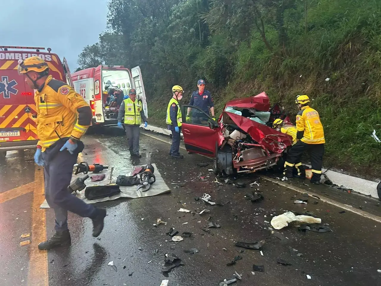 Renault Kwid vermelho destruído após acidente