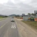 Trecho da BR-470 com carros circulando