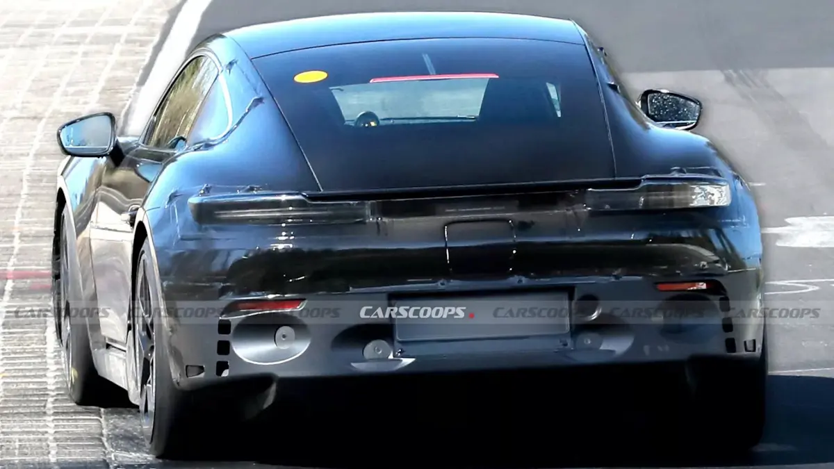 Imagem mostra flagra do novo Porsche Cayman elétrico de traseira na pista de testes
