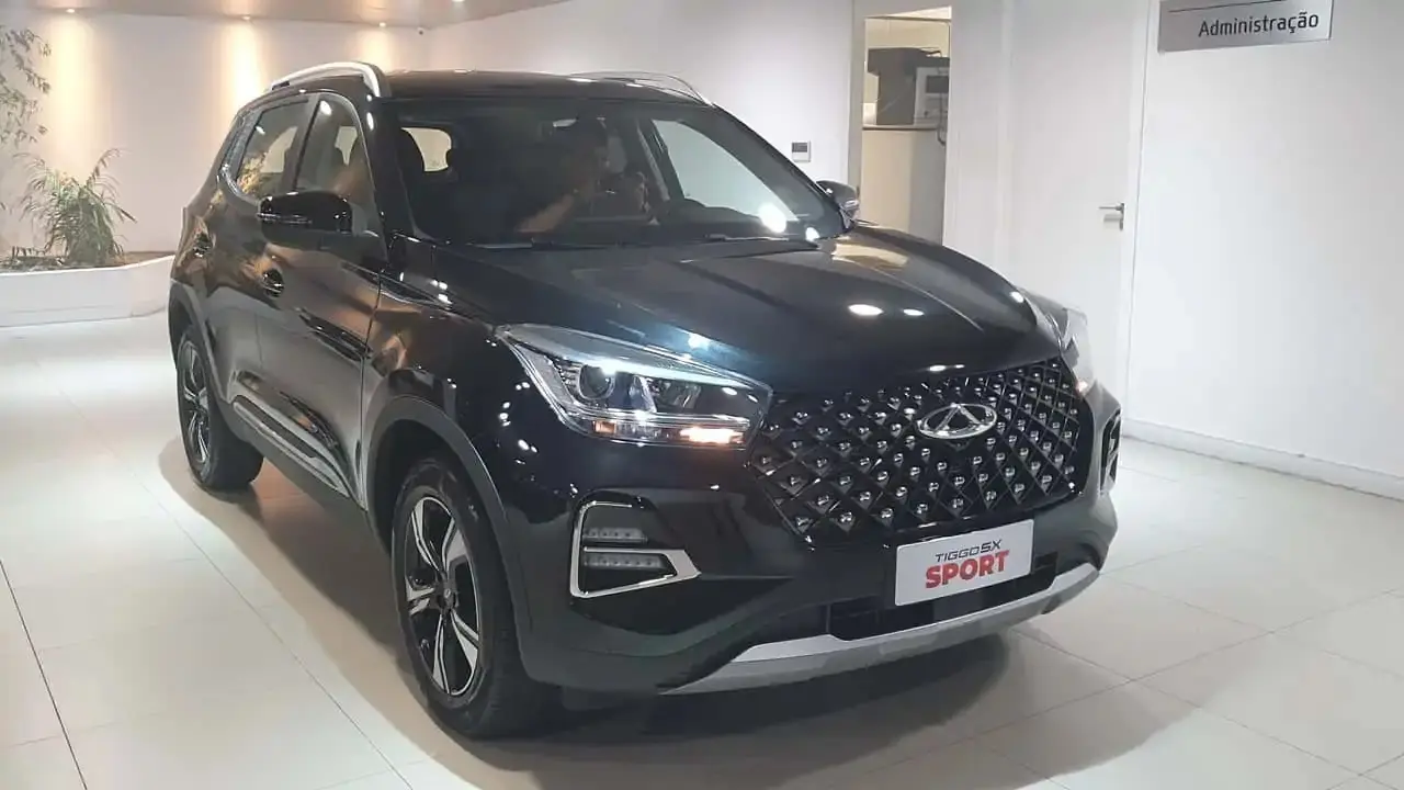 CAOA Chery Tiggo 5X Sport preto. visto de frente, com DRL's acesos